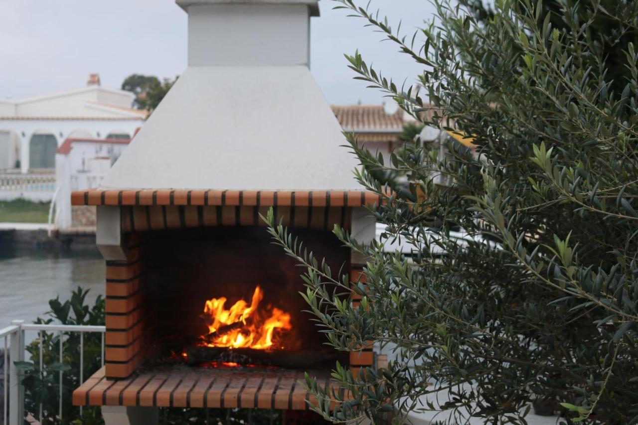 Villa Requesens On Canal Empuriabrava Εξωτερικό φωτογραφία